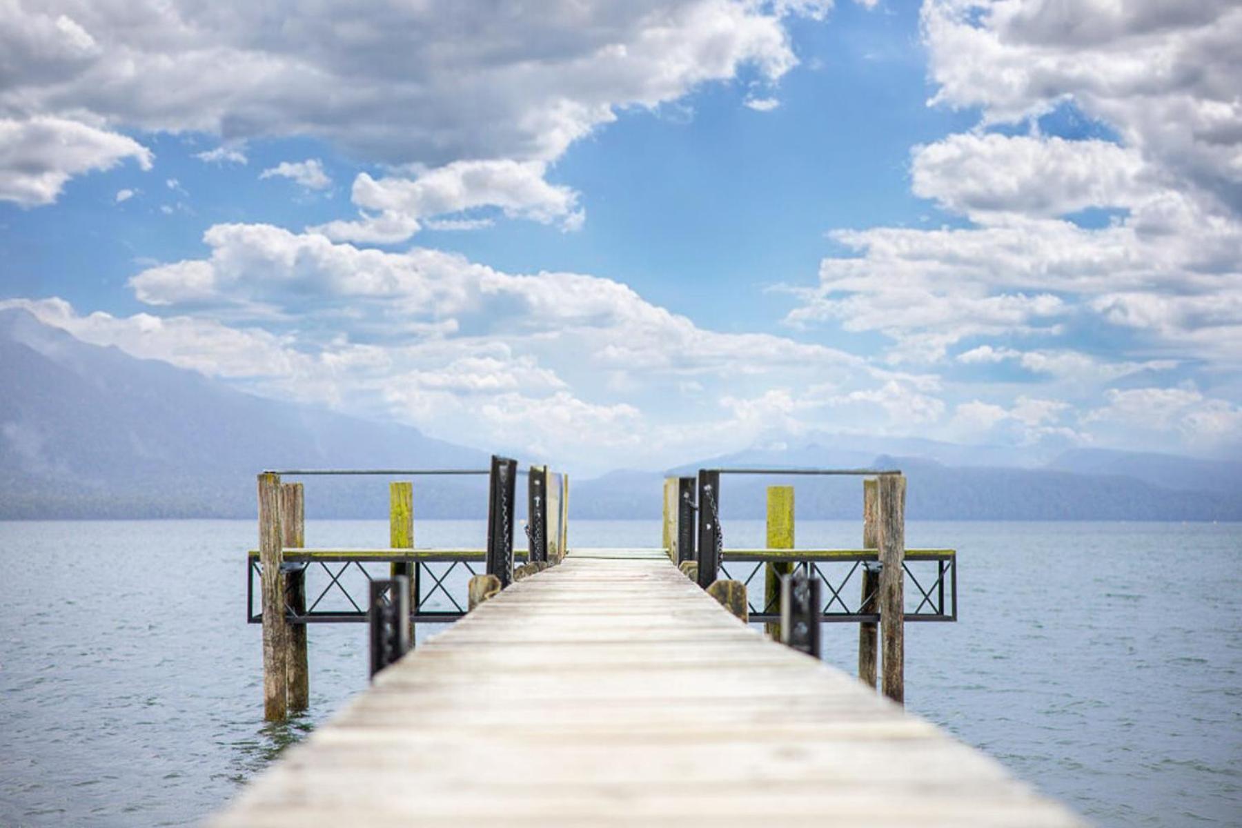Tasman Holiday Parks - Те-Анау Экстерьер фото The pier at the lake